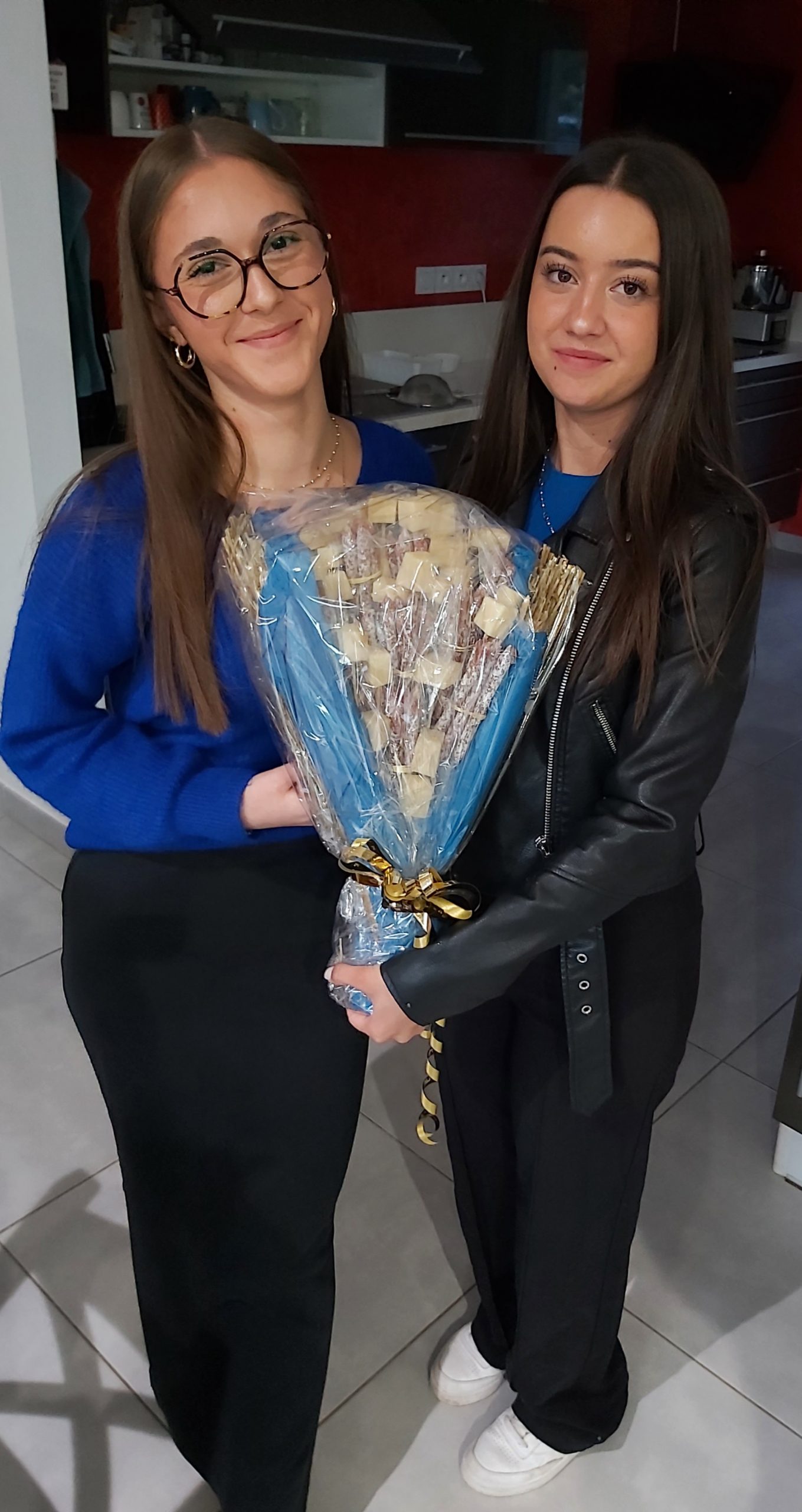 Estelle et Carla avec un bouquet de saucisson et fromage 